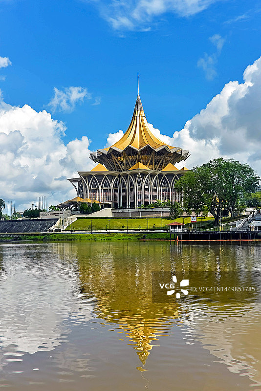 马来西亚砂拉越州立法会大厦与古晋市倒影图片素材