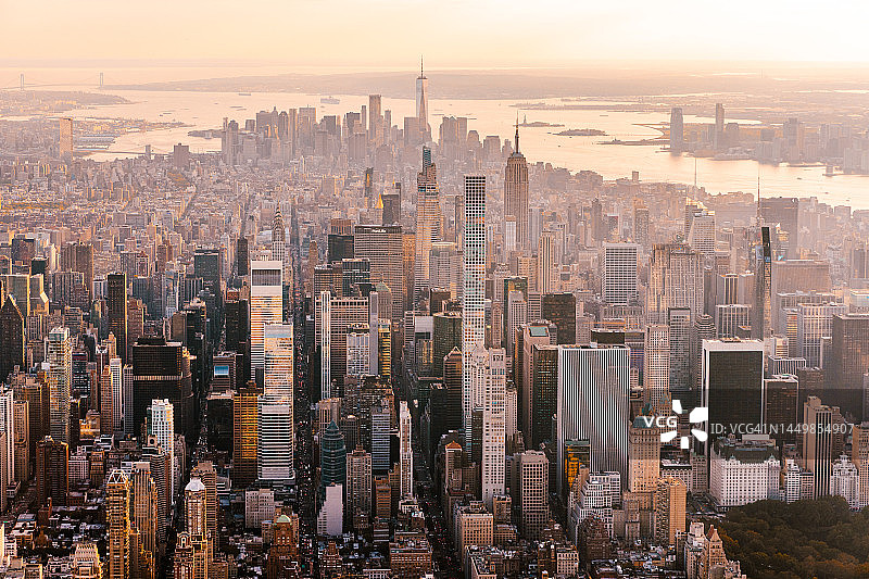 美国纽约日落时分的直升机航拍景观图片素材