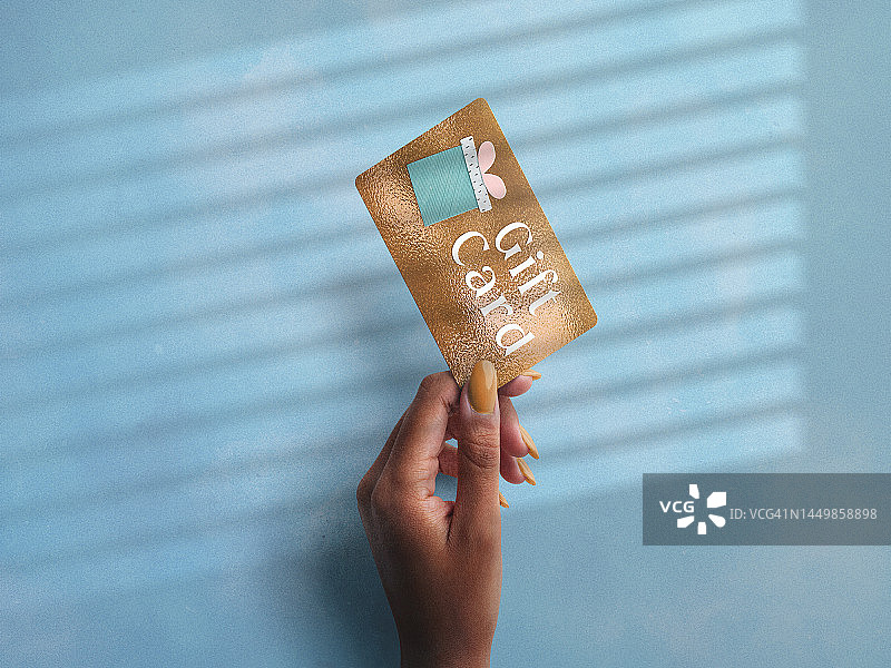 女人手拿礼品盒图片素材