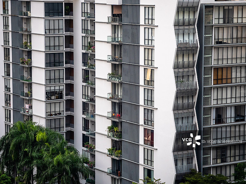 曼谷城市公寓楼房与绿树植物的城市景观特写：ESG、房地产、城市生活、绿色气候与地产概念图片素材
