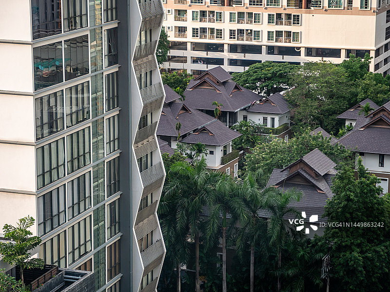 曼谷城市公寓楼房与绿树植物的城市景观特写：ESG、房地产、城市生活、绿色气候与地产概念图片素材