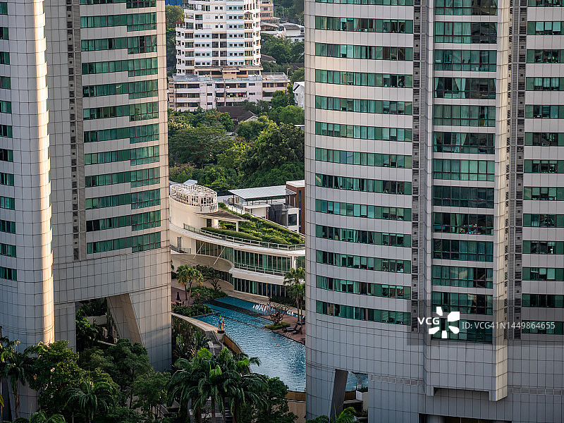 曼谷城市公寓楼房与绿树植物的城市景观特写：ESG、房地产、城市生活、绿色气候与地产概念图片素材