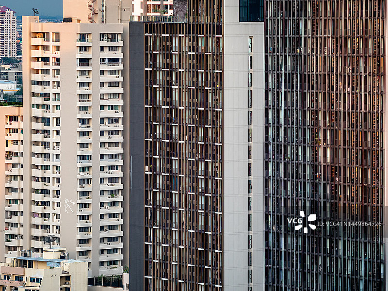 曼谷城市公寓楼房与绿树植物的城市景观特写：ESG、房地产、城市生活、绿色气候与地产概念图片素材