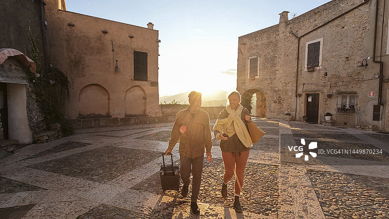 日出时分，一对中年夫妇漫步在欧洲广场图片素材