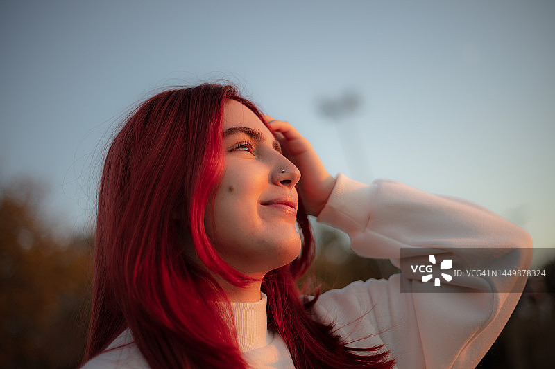 日落时分的红发女孩肖像图片素材