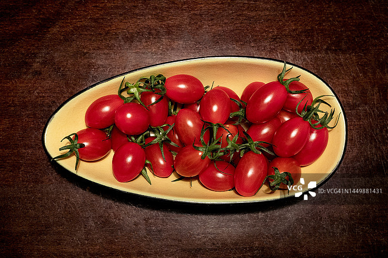 俯拍碗中的成熟罗马番茄图片素材