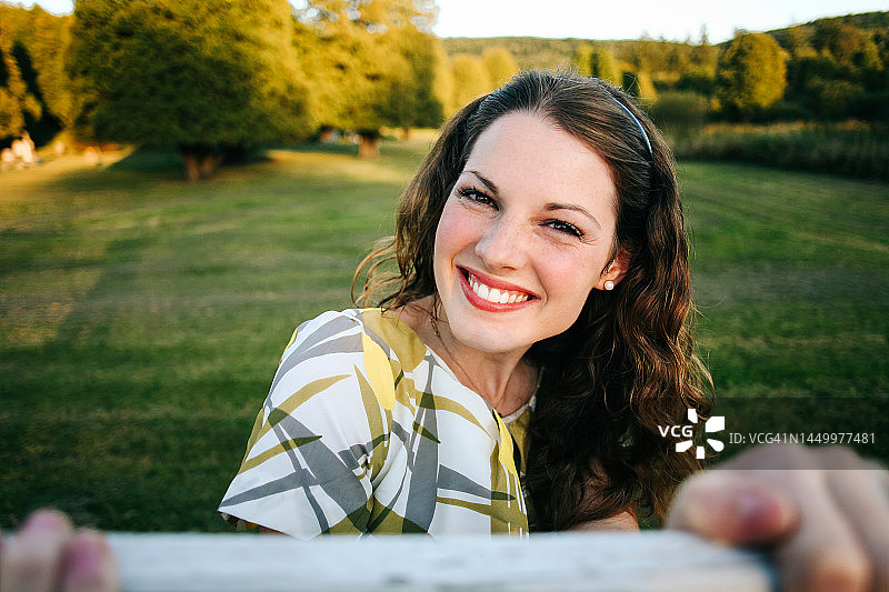 在户外微笑的乐观女性，拥有自然妆容的快乐成年女性图片素材