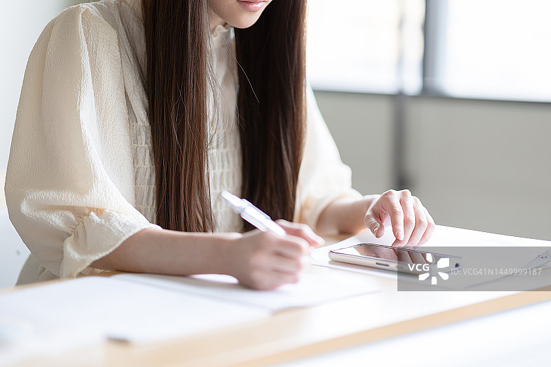 大学生在教室里上课图片素材