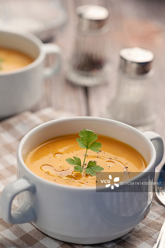 木桌上的南瓜汤图片素材