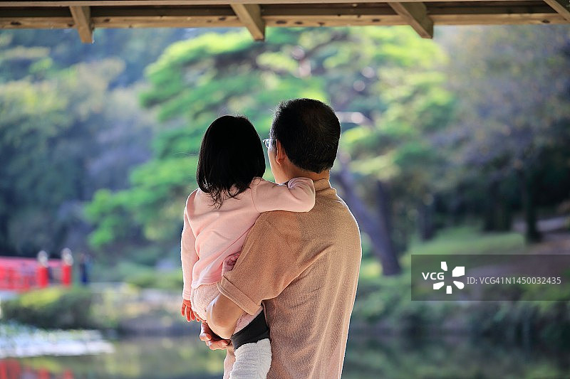 父子宁静的背影场景图片素材