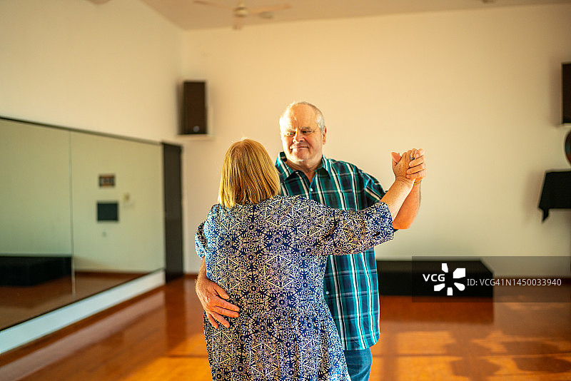 老年情侣在舞蹈工作室跳舞图片素材
