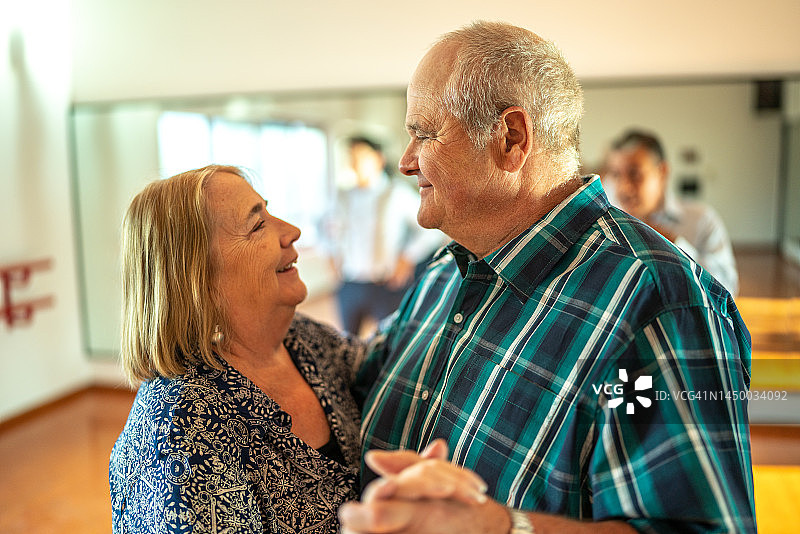 老年情侣在舞蹈工作室跳舞图片素材