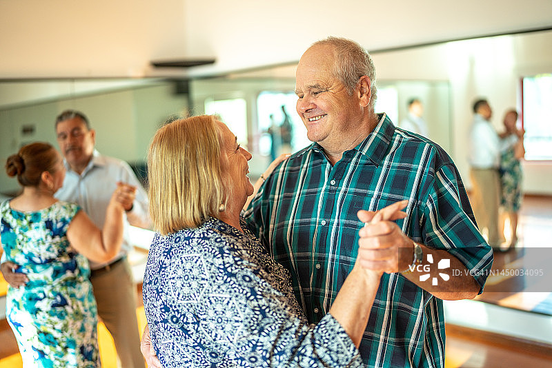 老年情侣在舞蹈工作室跳舞图片素材