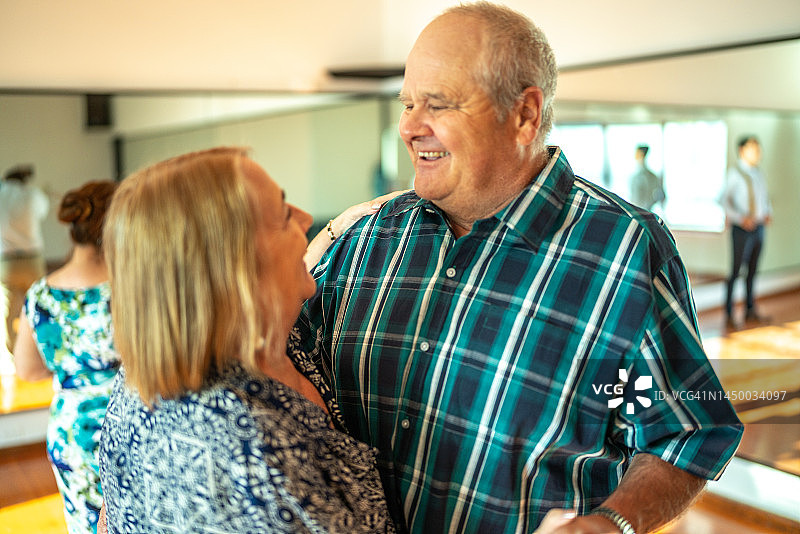 老年情侣在舞蹈工作室跳舞图片素材