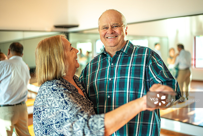 在舞蹈工作室跳舞的老年夫妇肖像图片素材