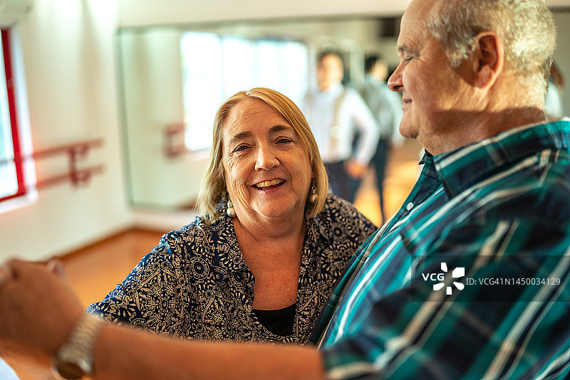 在舞蹈工作室与丈夫跳舞的中年妇女肖像图片素材