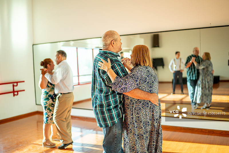 老年夫妇在舞蹈工作室上课图片素材