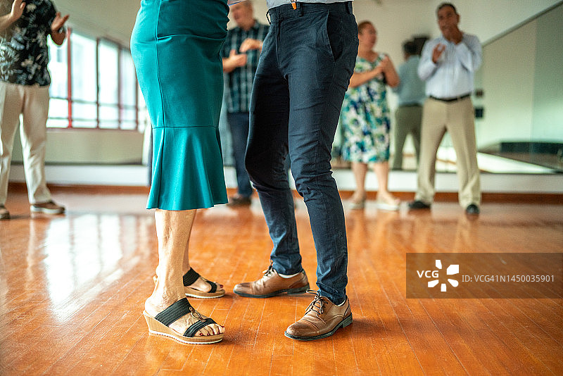 舞蹈工作室里跳舞的人们的下半身视角图片素材