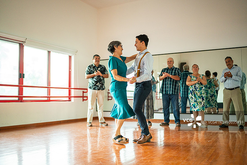 年长的女人在舞蹈工作室与舞蹈教练一起跳舞图片素材