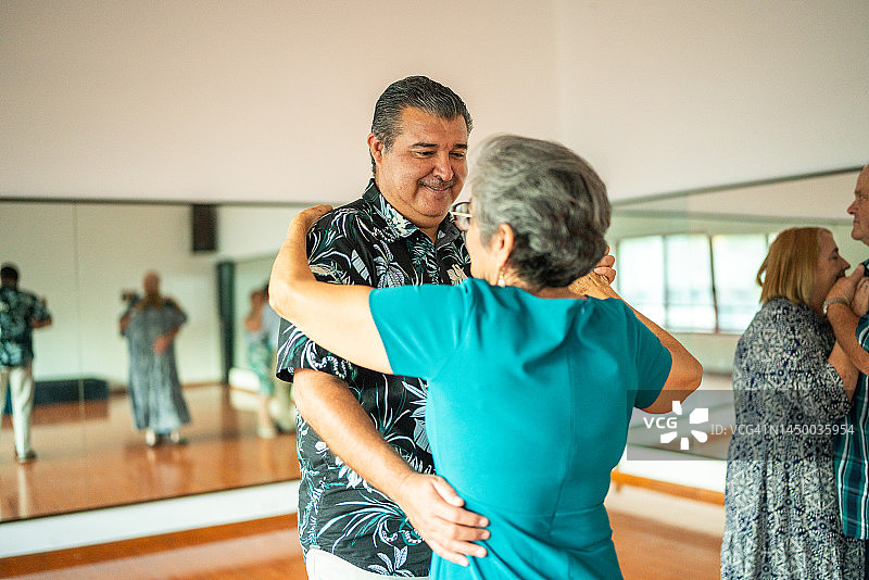 老年夫妇在舞蹈工作室跳舞图片素材