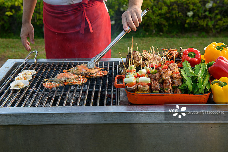 烧烤中的烤花蟹图片素材