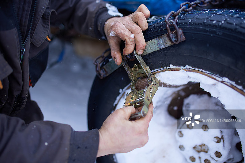 汽车轮胎上的防滑链图片素材