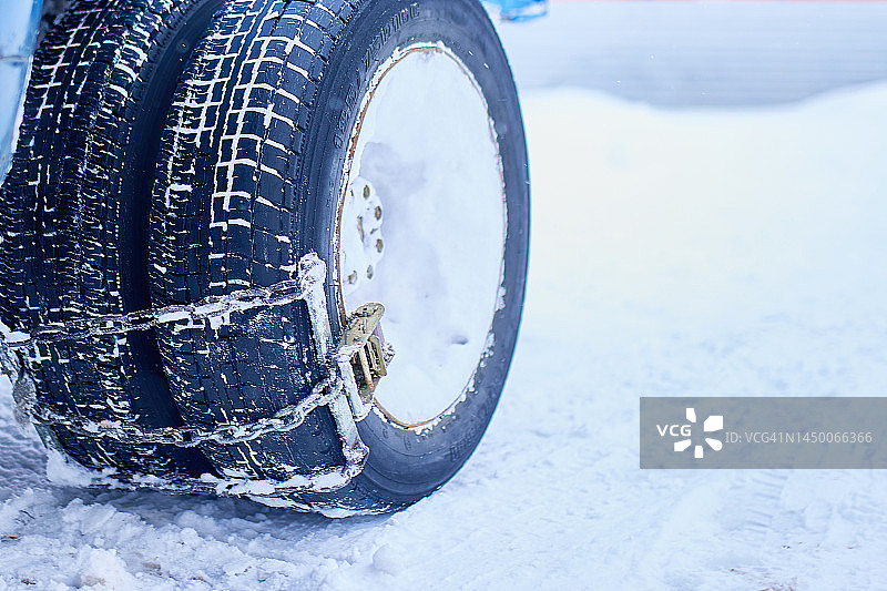 汽车轮胎上的防滑链图片素材