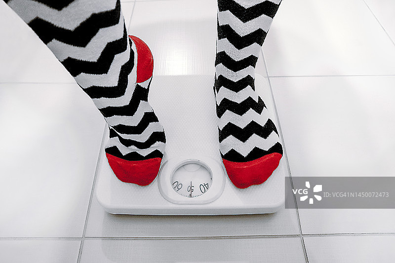 称体重的女人图片素材