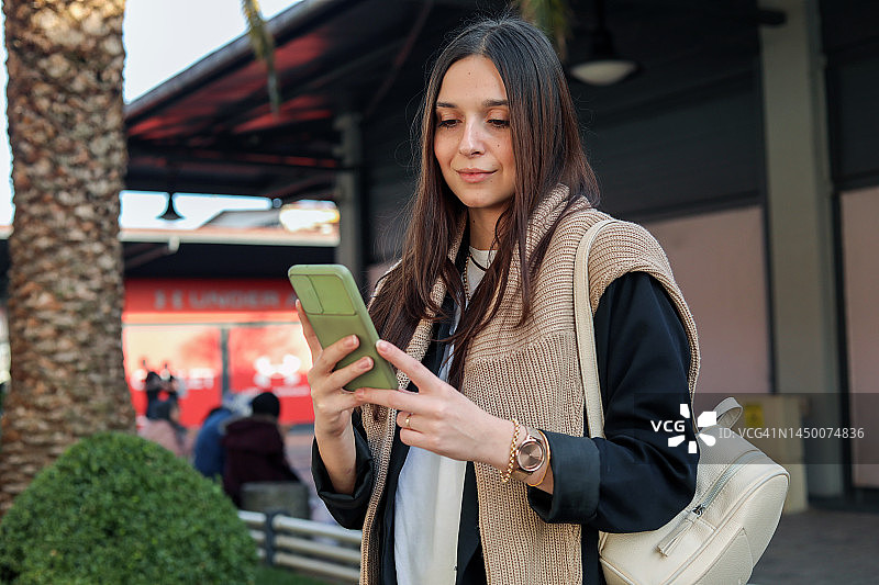 移动设备和绿幕，女性生活方式，便携信息设备，电话使用，短信交流图片素材