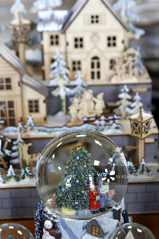 圣诞市场上的水晶球特写图片素材