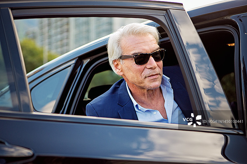 商人正在进入/离开汽车图片素材