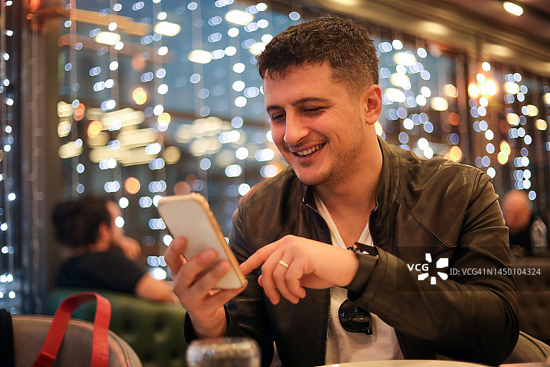 智能手机与社交媒体冲浪：快乐的年轻人，在线购物，移动App图片素材