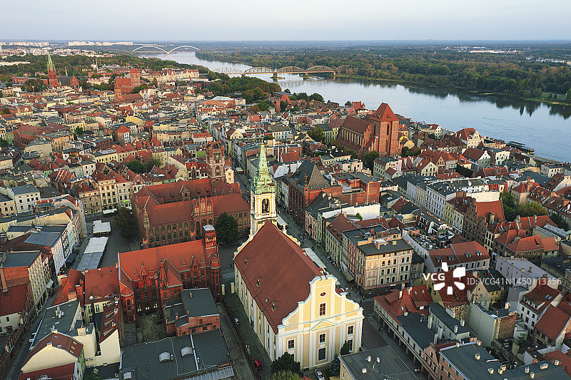 波兰托伦日落时分的城市景观鸟瞰图图片素材