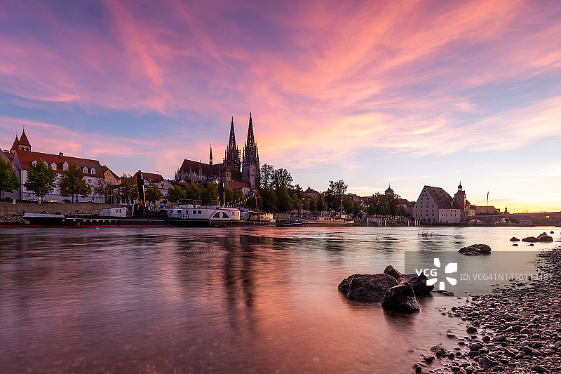 雷根斯堡老城区日落（巴伐利亚/德国）图片素材