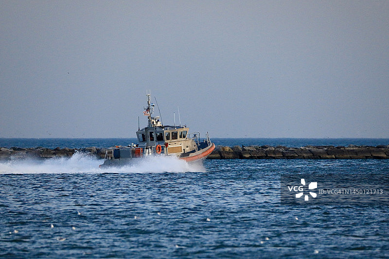 海岸警卫队巡逻艇 - 中型响应艇 (RB-M)图片素材