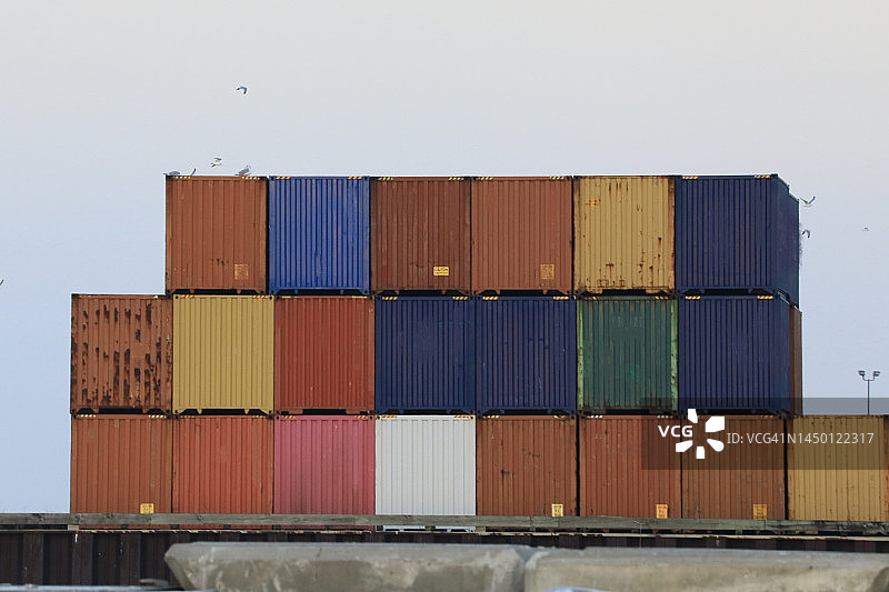 多式联运集装箱 – 堆叠待运图片素材