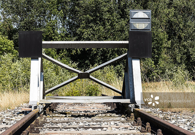 铁路旁的缓冲站图片素材