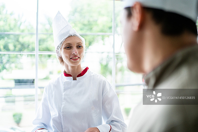 同事们在烹饪课上交谈图片素材