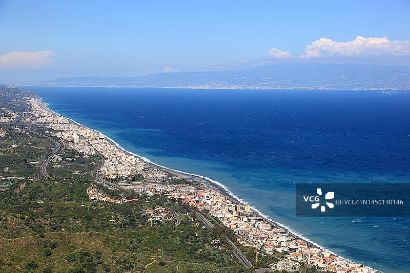 从陶尔米纳眺望意大利西西里岛圣特雷莎海岸图片素材