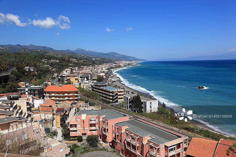 从陶尔米纳看到的莱托扬尼附近海岸景色，西西里岛，意大利图片素材