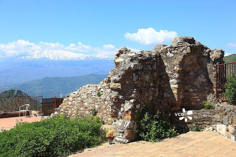 意大利西西里岛陶尔米纳附近的卡斯泰尔莫拉，埃特纳火山背景下的城堡遗址图片素材