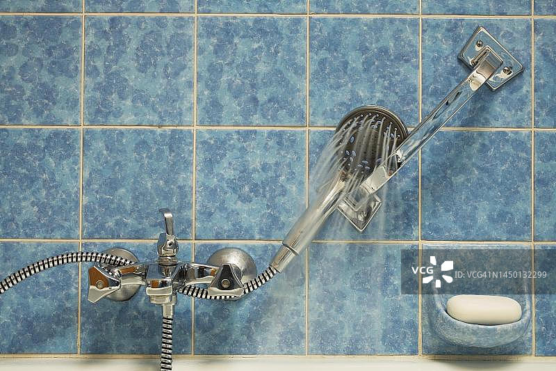 浴缸水龙头、肥皂、花洒软管、水龙头、冷水、热水、淡水、家庭、供应、水务局、下萨克森州，德国图片素材