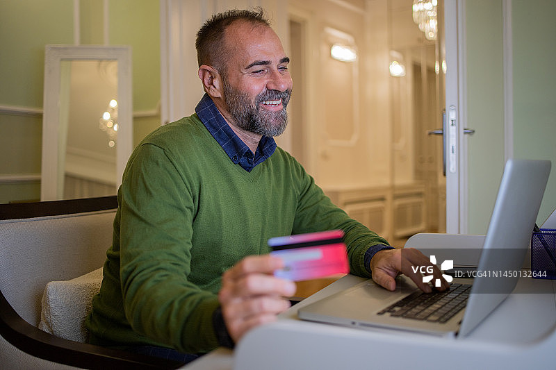 快乐的男人在网上购物图片素材