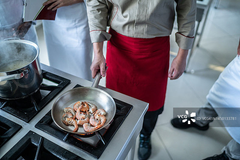 厨师在商业厨房准备虾图片素材