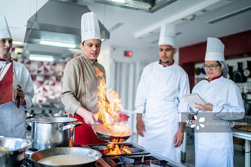 厨师在烹饪课上教学生图片素材