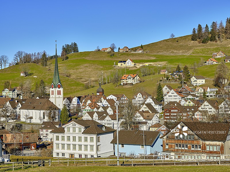 瑞士外阿彭策尔州盖斯村庄和典型的阿彭策尔房屋图片素材