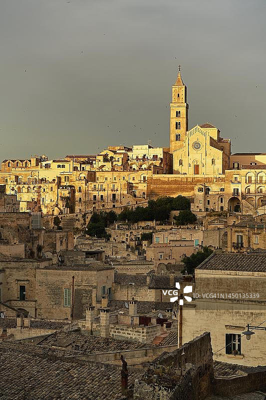 意大利马泰拉老城区及大教堂，巴西利卡塔省马泰拉市图片素材