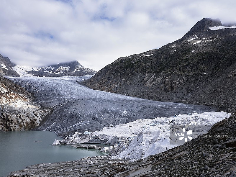 部分覆盖着白色防水油布以防止融化的罗纳冰川，位于瑞士瓦莱州上瓦尔德图片素材
