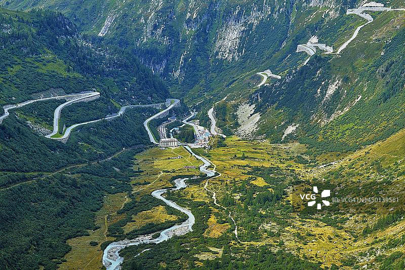 从罗纳冰川看到的冰川溪流和山口公路,左侧是富尔卡,右侧是格里姆瑟尔,瑞士瓦莱州格莱奇图片素材