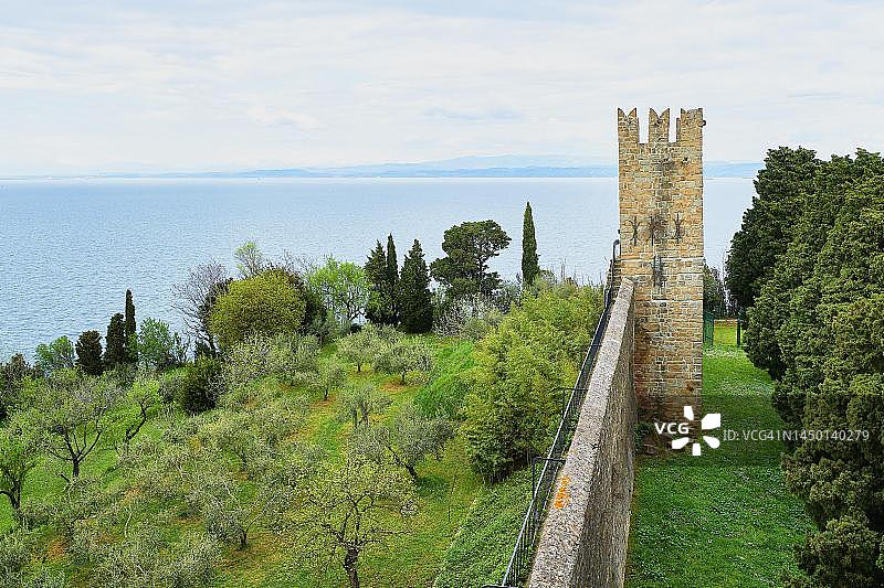 斯洛文尼亚皮兰亚得里亚海沿岸的古城墙图片素材